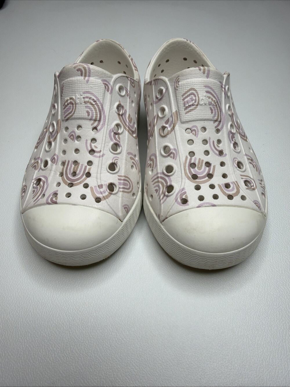 Native Jefferson Print Kids Girls C7 Shell White/Barely Flax Rainbow Sugarlite